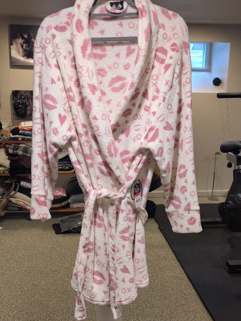 Forever Spoiled Cozy Pink & White Plush Short Robe. Size L NWT